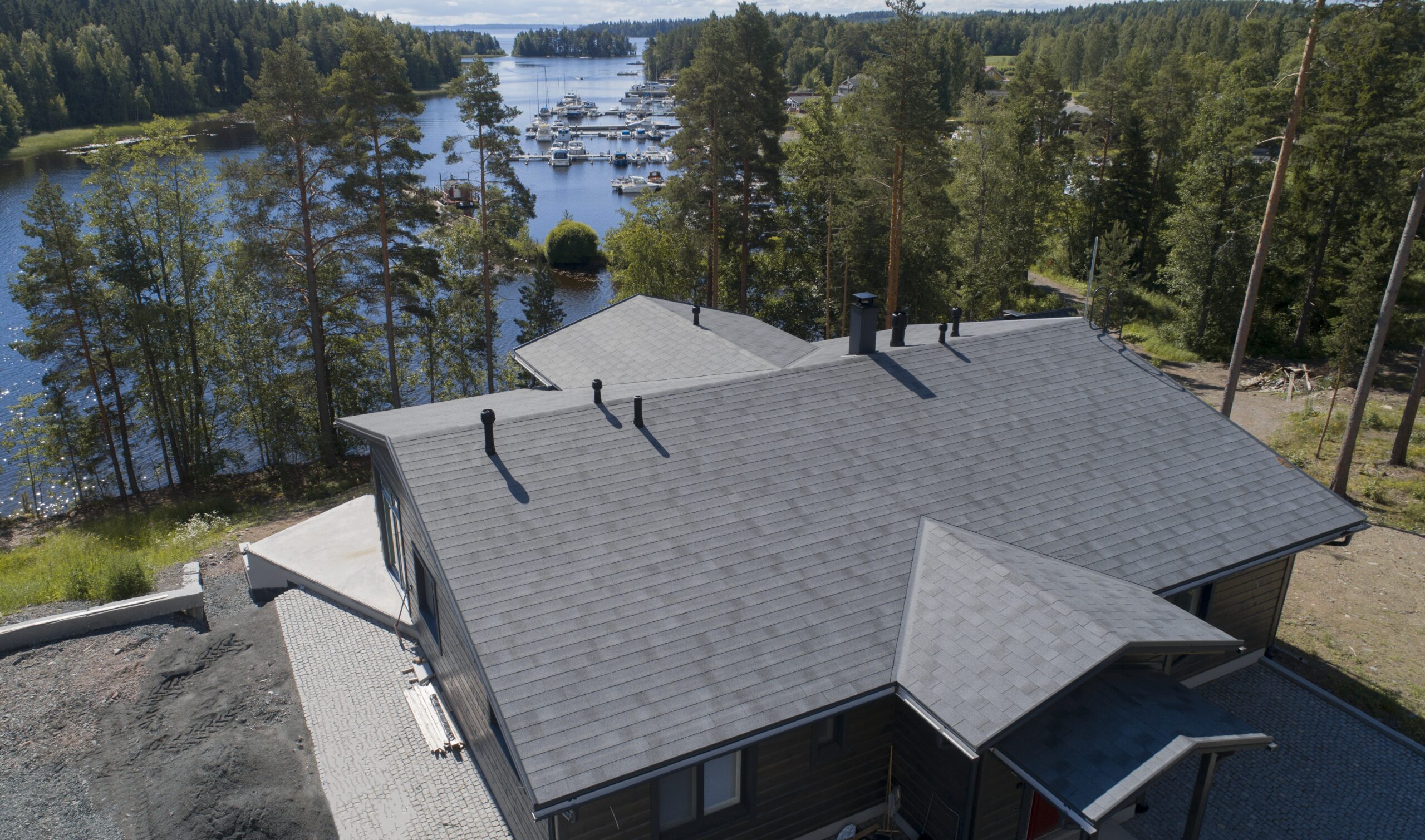 Huopakattoremontti järvimaisemissa – Eliittikatot